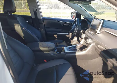 2021 Toyota Rav4 Xle Premium z USA, uszkodzony, nr VIN 2T3A1RFVXMW140938